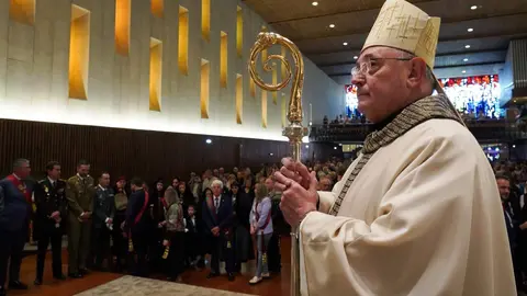 Los pendones y carros engalanados suben en romería a la Virgen del Camino y celebran la misa con motivo de la festividad de San Froilán, a la que asisten los ayuntamientos del Voto y las autoridades. fotos: Campillo