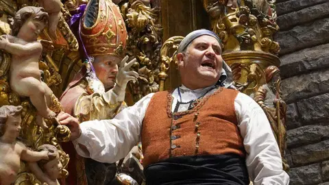 Los pendones y carros engalanados suben en romería a la Virgen del Camino y celebran la misa con motivo de la festividad de San Froilán, a la que asisten los ayuntamientos del Voto y las autoridades. fotos: Campillo