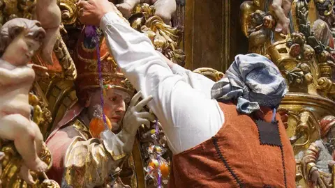 Los pendones y carros engalanados suben en romería a la Virgen del Camino y celebran la misa con motivo de la festividad de San Froilán, a la que asisten los ayuntamientos del Voto y las autoridades. fotos: Campillo