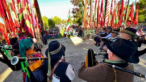 Los pendones y carros engalanados suben en romería a la Virgen del Camino y celebran la misa con motivo de la festividad de San Froilán, a la que asisten los ayuntamientos del Voto y las autoridades. fotos: Campillo