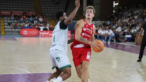 La Cultural Leonesa se desinfla en la prórroga y cede ante el Coto Córdoba. Cuarenta minutos excelentes de los de Luis Castillo se esfumaron en la prórroga. Fotos: Isaac Llamazares