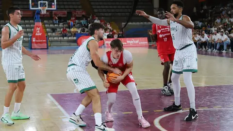 La Cultural Leonesa se desinfla en la prórroga y cede ante el Coto Córdoba. Cuarenta minutos excelentes de los de Luis Castillo se esfumaron en la prórroga. Fotos: Isaac Llamazares