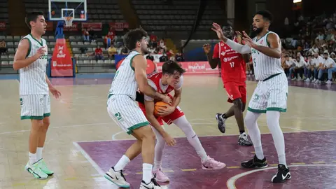 La Cultural Leonesa se desinfla en la prórroga y cede ante el Coto Córdoba. Cuarenta minutos excelentes de los de Luis Castillo se esfumaron en la prórroga. Fotos: Isaac Llamazares