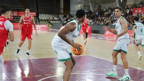 La Cultural Leonesa se desinfla en la prórroga y cede ante el Coto Córdoba. Cuarenta minutos excelentes de los de Luis Castillo se esfumaron en la prórroga. Fotos: Isaac Llamazares