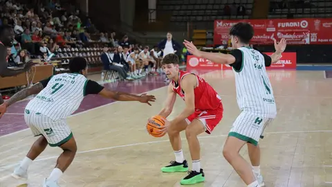 La Cultural Leonesa se desinfla en la prórroga y cede ante el Coto Córdoba. Cuarenta minutos excelentes de los de Luis Castillo se esfumaron en la prórroga. Fotos: Isaac Llamazares