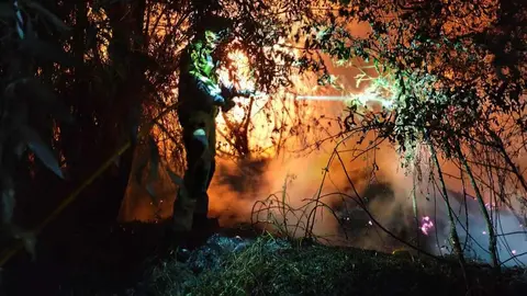 Los Bomberos del Servicio de Prevención, Extinción de Incendios y Salvamento (Sepeis) de la Diputación de León tuvieron una noche intensa este lunes con dos intervenciones casi consecutivas en distintos puntos de la provincia.