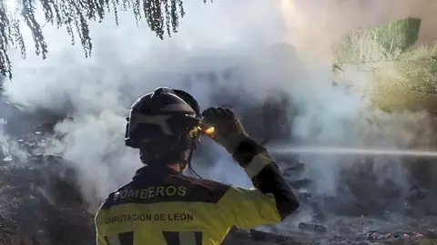 Los Bomberos del Servicio de Prevención, Extinción de Incendios y Salvamento (Sepeis) de la Diputación de León tuvieron una noche intensa este lunes con dos intervenciones casi consecutivas en distintos puntos de la provincia.