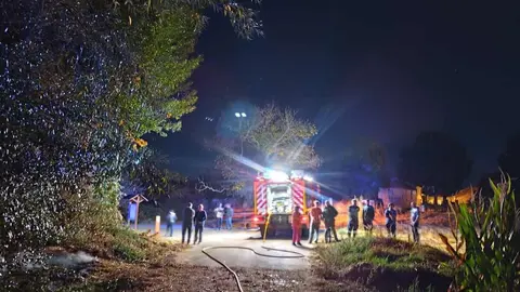 Los Bomberos del Servicio de Prevención, Extinción de Incendios y Salvamento (Sepeis) de la Diputación de León tuvieron una noche intensa este lunes con dos intervenciones casi consecutivas en distintos puntos de la provincia.