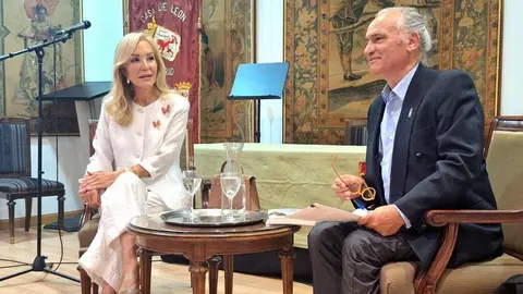 Carmen Lomana reivindica sus raíces en la Casa de León. La empresaria y colaboradora televisiva participó en el ciclo 'Conversaciones en la Casa', dirigido por Alfredo Álvarez, donde habló sobre su vínculo con León, su trayectoria personal y su pasión por la moda y los medios de comunicación. Fotos: Marco Barada