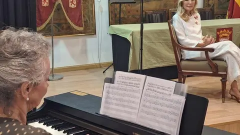 Carmen Lomana reivindica sus raíces en la Casa de León. La empresaria y colaboradora televisiva participó en el ciclo 'Conversaciones en la Casa', dirigido por Alfredo Álvarez, donde habló sobre su vínculo con León, su trayectoria personal y su pasión por la moda y los medios de comunicación. Fotos: Marco Barada