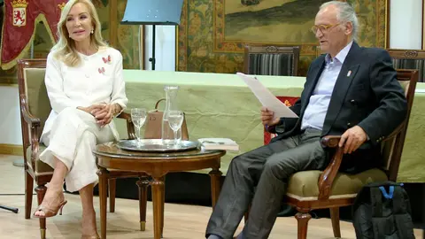 Carmen Lomana reivindica sus raíces en la Casa de León. La empresaria y colaboradora televisiva participó en el ciclo 'Conversaciones en la Casa', dirigido por Alfredo Álvarez, donde habló sobre su vínculo con León, su trayectoria personal y su pasión por la moda y los medios de comunicación. Fotos: Marco Barada
