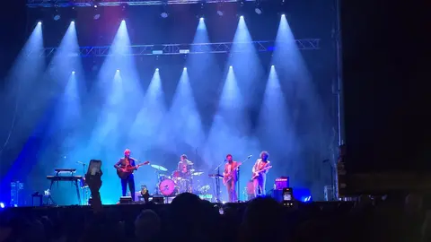 Xoel López llena la Plaza Mayor y pone el broche de oro a un San Froilán de récord en León. El artista coruñés despidió las fiestas con un concierto vibrante y multitudinario en el corazón de la ciudad, donde cientos de personas corearon sus canciones en una noche mágica. Fotos: Carlos Calvo