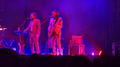 Xoel López llena la Plaza Mayor y pone el broche de oro a un San Froilán de récord en León. El artista coruñés despidió las fiestas con un concierto vibrante y multitudinario en el corazón de la ciudad, donde cientos de personas corearon sus canciones en una noche mágica. Fotos: Carlos Calvo