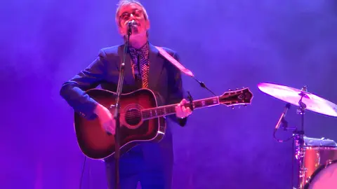 Xoel López llena la Plaza Mayor y pone el broche de oro a un San Froilán de récord en León. El artista coruñés despidió las fiestas con un concierto vibrante y multitudinario en el corazón de la ciudad, donde cientos de personas corearon sus canciones en una noche mágica. Fotos: Carlos Calvo