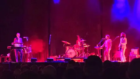 Xoel López llena la Plaza Mayor y pone el broche de oro a un San Froilán de récord en León. El artista coruñés despidió las fiestas con un concierto vibrante y multitudinario en el corazón de la ciudad, donde cientos de personas corearon sus canciones en una noche mágica. Fotos: Carlos Calvo
