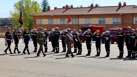El general de división, representante institucional del Ejercito de Tierra en Castilla y León y jefe de la División San Marcial, Mariano Arrazola Martínez, preside el acto de celebración de la festividad de Nuestra Señora del Rosario, patrona de la Unidad Militar de Emergencias. Foto: Campillo.