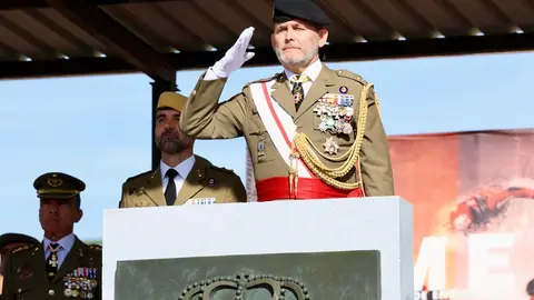 El general de división, representante institucional del Ejercito de Tierra en Castilla y León y jefe de la División San Marcial, Mariano Arrazola Martínez, preside el acto de celebración de la festividad de Nuestra Señora del Rosario, patrona de la Unidad Militar de Emergencias. Foto: Campillo.