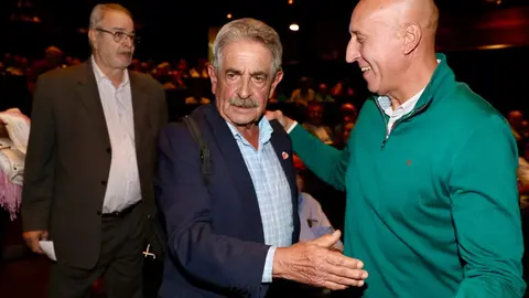 La Asociación Cultural de Estudios Leoneses y Unidad Leonesa celebra el acto ‘León nos necesita’, con la participación, entre otros, del ex presidente de Cantabria, Miguel Ángel Revilla, el alcalde de León, José Antonio Diez, o el empresario berciano José Luis Prada. Foto: Campillo
