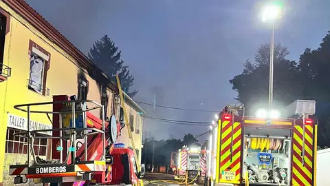 Los Bomberos de Sepeis han actuado en la tarde de este martes en la extinción de un incendio declarado en Saludes de Castroponce, en el término municipal de Palazuelo del Páramo, donde se han visto afectados un taller y dos casas, lo que ha requerido la intervención de dotaciones de los parques de Celada y Valencia de Don Juan. Fotos: Diputación de León