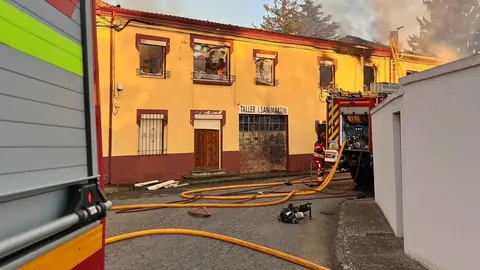 Los Bomberos de Sepeis han actuado en la tarde de este martes en la extinción de un incendio declarado en Saludes de Castroponce, en el término municipal de Palazuelo del Páramo, donde se han visto afectados un taller y dos casas, lo que ha requerido la intervención de dotaciones de los parques de Celada y Valencia de Don Juan. Fotos: Diputación de León