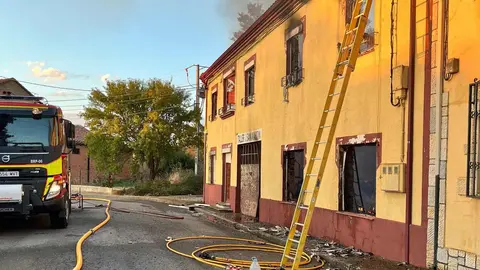 Los Bomberos de Sepeis han actuado en la tarde de este martes en la extinción de un incendio declarado en Saludes de Castroponce, en el término municipal de Palazuelo del Páramo, donde se han visto afectados un taller y dos casas, lo que ha requerido la intervención de dotaciones de los parques de Celada y Valencia de Don Juan. Fotos: Diputación de León