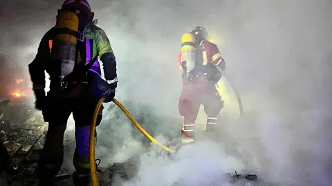 Los Bomberos de Sepeis han actuado en la tarde de este martes en la extinción de un incendio declarado en Saludes de Castroponce, en el término municipal de Palazuelo del Páramo, donde se han visto afectados un taller y dos casas, lo que ha requerido la intervención de dotaciones de los parques de Celada y Valencia de Don Juan. Fotos: Diputación de León
