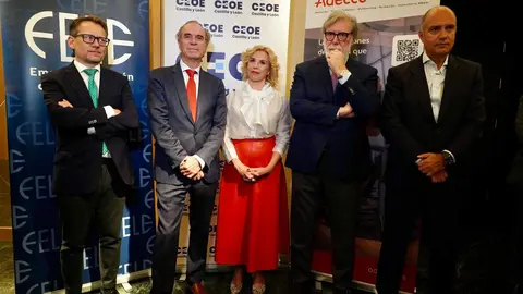 El presidente de la Conferencia Española de Organizaciones Empresariales de Castilla y León, Santiago Aparicio, el presidente de la Comisión de Relaciones Laborales de la Confederación y presidente de Federación Leonesa de Empresarios, Juan María Vallejo, y el secretario general de Adecco Group, Santiago Soler, inauguran la jornada ‘Absentismo: un reto empresarial’. Foto: Campillo