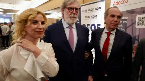 El presidente de la Conferencia Española de Organizaciones Empresariales de Castilla y León, Santiago Aparicio, el presidente de la Comisión de Relaciones Laborales de la Confederación y presidente de Federación Leonesa de Empresarios, Juan María Vallejo, y el secretario general de Adecco Group, Santiago Soler, inauguran la jornada ‘Absentismo: un reto empresarial’. Foto: Campillo