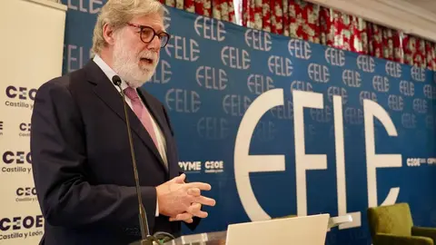 El presidente de la Conferencia Española de Organizaciones Empresariales de Castilla y León, Santiago Aparicio, el presidente de la Comisión de Relaciones Laborales de la Confederación y presidente de Federación Leonesa de Empresarios, Juan María Vallejo, y el secretario general de Adecco Group, Santiago Soler, inauguran la jornada ‘Absentismo: un reto empresarial’. Foto: Campillo