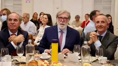 El presidente de la Conferencia Española de Organizaciones Empresariales de Castilla y León, Santiago Aparicio, el presidente de la Comisión de Relaciones Laborales de la Confederación y presidente de Federación Leonesa de Empresarios, Juan María Vallejo, y el secretario general de Adecco Group, Santiago Soler, inauguran la jornada ‘Absentismo: un reto empresarial’. Foto: Campillo