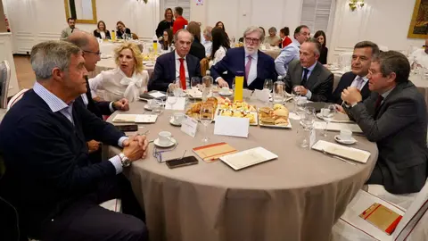 El presidente de la Conferencia Española de Organizaciones Empresariales de Castilla y León, Santiago Aparicio, el presidente de la Comisión de Relaciones Laborales de la Confederación y presidente de Federación Leonesa de Empresarios, Juan María Vallejo, y el secretario general de Adecco Group, Santiago Soler, inauguran la jornada ‘Absentismo: un reto empresarial’. Foto: Campillo