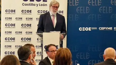 El presidente de la Conferencia Española de Organizaciones Empresariales de Castilla y León, Santiago Aparicio, el presidente de la Comisión de Relaciones Laborales de la Confederación y presidente de Federación Leonesa de Empresarios, Juan María Vallejo, y el secretario general de Adecco Group, Santiago Soler, inauguran la jornada ‘Absentismo: un reto empresarial’. Foto: Campillo