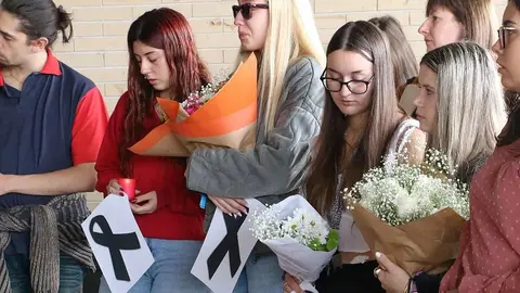 La Universidad de León rinde un emotivo homenaje a la estudiante y poeta Arancha Barrientos
Compañeros, profesores y amigos guardan un minuto de silencio en la Facultad de Educación para recordar a la joven, cuya sensibilidad y talento dejaron una profunda huella en la comunidad universitaria