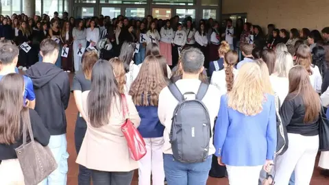 La Universidad de León rinde un emotivo homenaje a la estudiante y poeta Arancha Barrientos
Compañeros, profesores y amigos guardan un minuto de silencio en la Facultad de Educación para recordar a la joven, cuya sensibilidad y talento dejaron una profunda huella en la comunidad universitaria