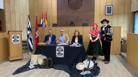 Villaquilambre celebra sus primeras Jornadas de Tradición e Identidad Leonesa. El municipio organiza dos semanas de actividades culturales, talleres y exposiciones para reivindicar el orgullo leonés y rendir homenaje a sus pandereteras centenarias.