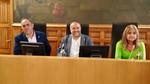 El presidente de la Diputación, Gerardo Álvarez Courel, y los vicepresidentes Valentín Martínez y Ana Arias reciben a los ayuntamientos que van a adherirse al convenio para el desarrollo de la Inteligencia Artificial en las administraciones. Foto: Campillo.
