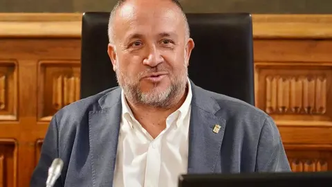 El presidente de la Diputación, Gerardo Álvarez Courel, y los vicepresidentes Valentín Martínez y Ana Arias reciben a los ayuntamientos que van a adherirse al convenio para el desarrollo de la Inteligencia Artificial en las administraciones. Foto: Campillo.