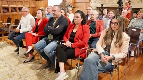 El presidente de la Diputación, Gerardo Álvarez Courel, y los vicepresidentes Valentín Martínez y Ana Arias reciben a los ayuntamientos que van a adherirse al convenio para el desarrollo de la Inteligencia Artificial en las administraciones. Foto: Campillo.