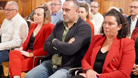 El presidente de la Diputación, Gerardo Álvarez Courel, y los vicepresidentes Valentín Martínez y Ana Arias reciben a los ayuntamientos que van a adherirse al convenio para el desarrollo de la Inteligencia Artificial en las administraciones. Foto: Campillo.