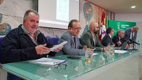 El presidente nacional de la Agrupación de los Cuerpos de la Administración de Instituciones Penitenciarias, José Ramón López Santamaría, inaugura el X Congreso Legionense Penitenciario, organizado por Acaip en colaboración con la Universidad de León