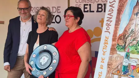 La Domus de Carucedo acogió una inauguración cargada de emoción y orgullo berciano, con Serafina Morán como mantenedora y un mensaje claro: “Los incendios no se extinguen cuando se apagan las llamas”.
