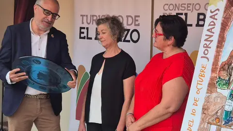 La Domus de Carucedo acogió una inauguración cargada de emoción y orgullo berciano, con Serafina Morán como mantenedora y un mensaje claro: “Los incendios no se extinguen cuando se apagan las llamas”.