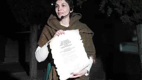 Las rutas culturales en el Cementerio de León, organizadas por Serfunle, comenzaron este miércoles con todas las plazas agotadas y un recorrido teatralizado que rescata la memoria de personajes clave en la historia de León. Fotos: M.A. García