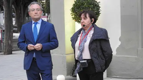 Las rutas culturales en el Cementerio de León, organizadas por Serfunle, comenzaron este miércoles con todas las plazas agotadas y un recorrido teatralizado que rescata la memoria de personajes clave en la historia de León. Fotos: M.A. García