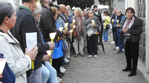 Las rutas culturales en el Cementerio de León, organizadas por Serfunle, comenzaron este miércoles con todas las plazas agotadas y un recorrido teatralizado que rescata la memoria de personajes clave en la historia de León. Fotos: M.A. García