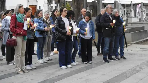 Las rutas culturales en el Cementerio de León, organizadas por Serfunle, comenzaron este miércoles con todas las plazas agotadas y un recorrido teatralizado que rescata la memoria de personajes clave en la historia de León. Fotos: M.A. García