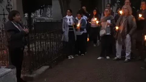Las rutas culturales en el Cementerio de León, organizadas por Serfunle, comenzaron este miércoles con todas las plazas agotadas y un recorrido teatralizado que rescata la memoria de personajes clave en la historia de León. Fotos: M.A. García