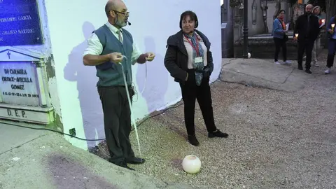 Las rutas culturales en el Cementerio de León, organizadas por Serfunle, comenzaron este miércoles con todas las plazas agotadas y un recorrido teatralizado que rescata la memoria de personajes clave en la historia de León. Fotos: M.A. García