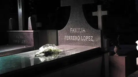 Las rutas culturales en el Cementerio de León, organizadas por Serfunle, comenzaron este miércoles con todas las plazas agotadas y un recorrido teatralizado que rescata la memoria de personajes clave en la historia de León. Fotos: M.A. García