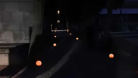 Las rutas culturales en el Cementerio de León, organizadas por Serfunle, comenzaron este miércoles con todas las plazas agotadas y un recorrido teatralizado que rescata la memoria de personajes clave en la historia de León. Fotos: M.A. García